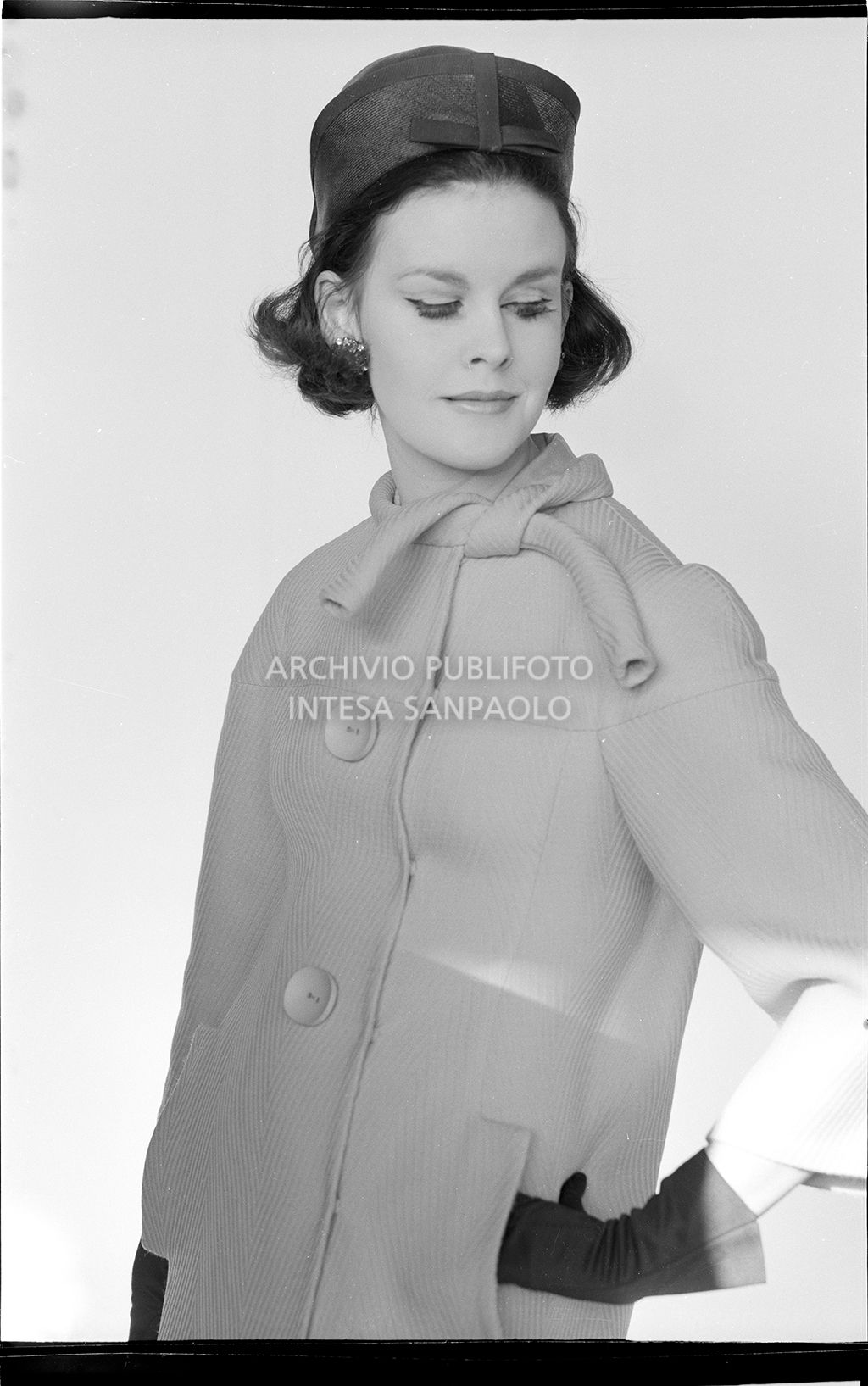 Indossatrice con cappotto, guanti e cappello (lo stesso dello scatto 10928)<br>10917 bis