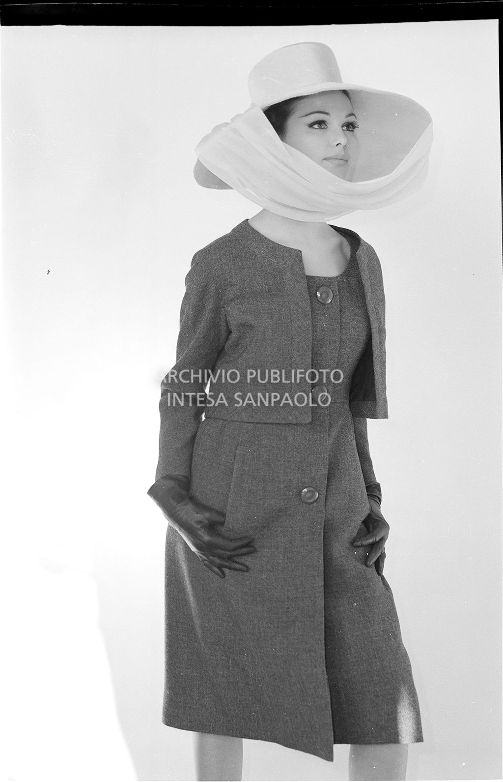 Indossatrice con abito e giacca abbinata, guanti e cappello (lo stesso dello scatto 10916)<br>10918