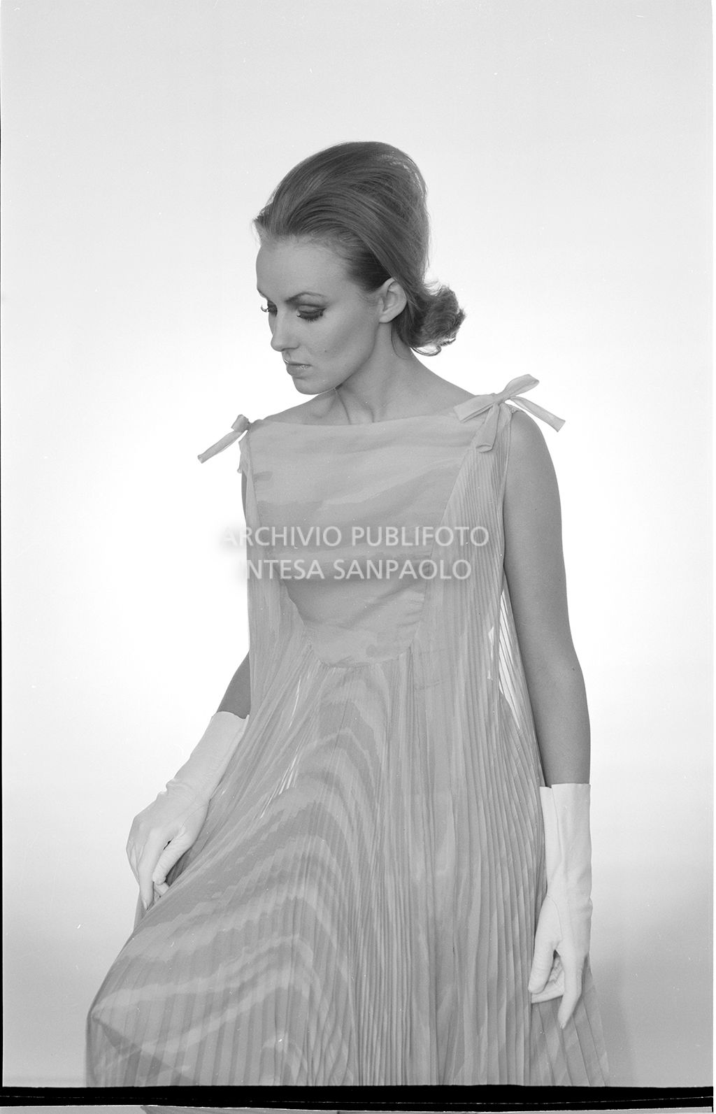 Indossatrice con abito e guanti<br>10919