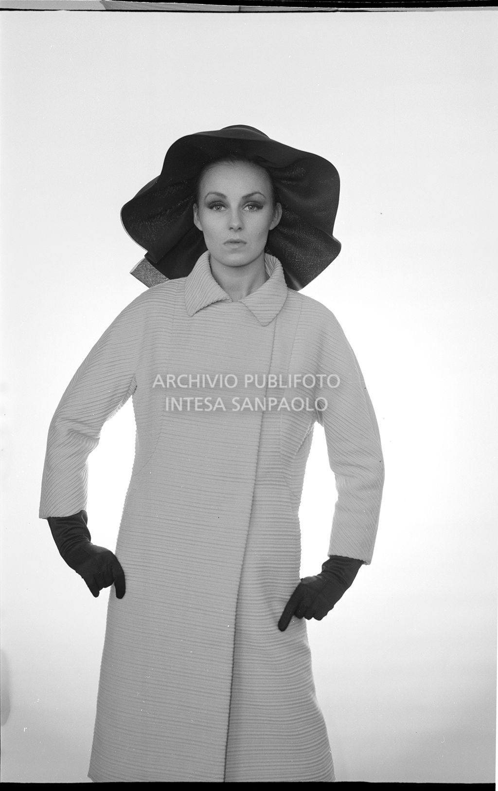 Indossatrice con cappotto, guanti e cappello<br>10920