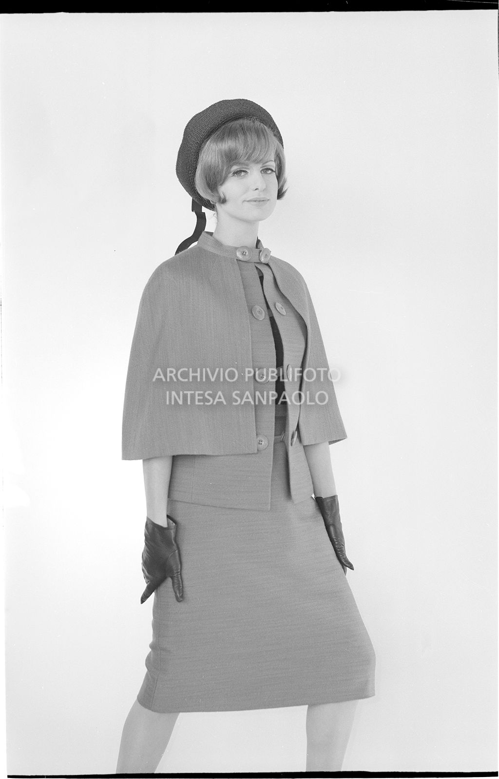 Indossatrice con mantella, tailleur, guanti e cappello<br>10922