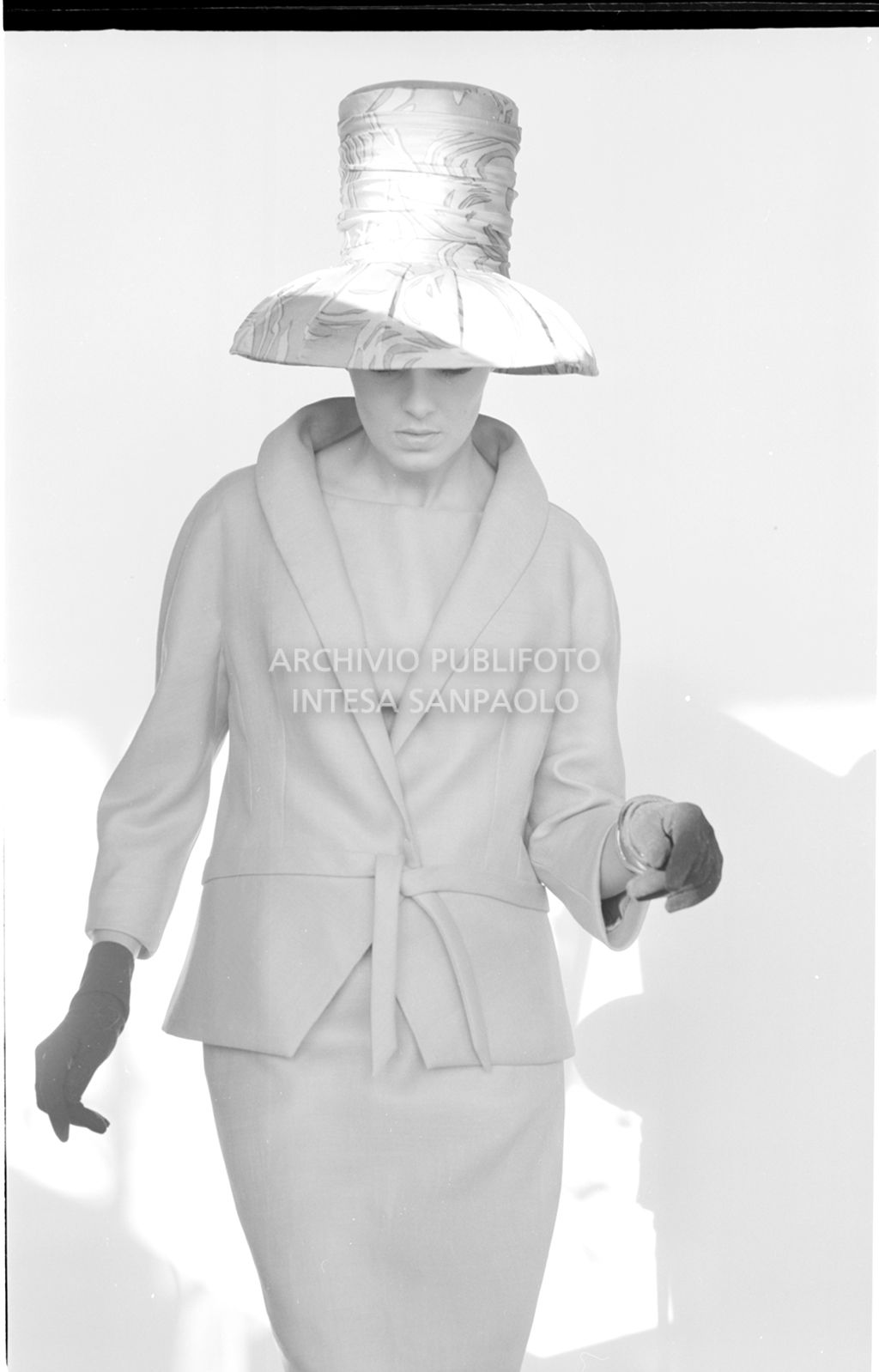 Indossatrice con abito, giacca, guanti e cappello<br>10926