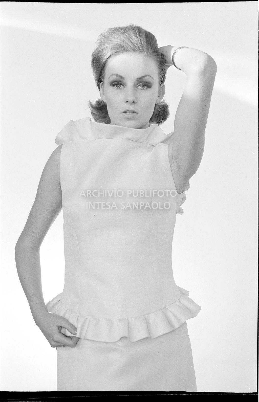 Indossatrice con maglia con rouches e gonna<br>10927