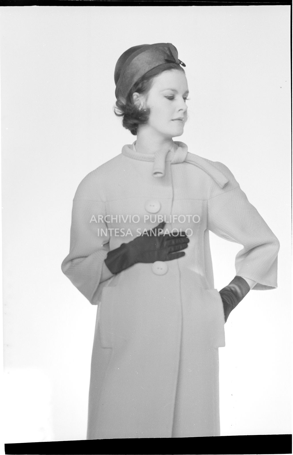 Indossatrice con maglia con rouches e gonna<br>10928