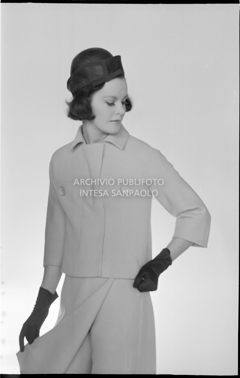 Indossatrice con tailleur, guanti e cappello<br>10929