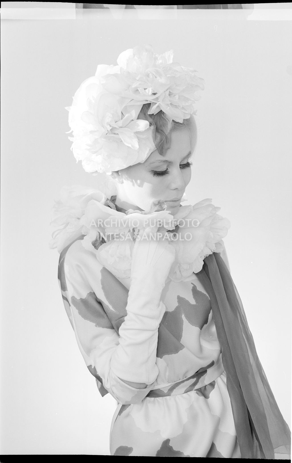 Indossatrice con abito con collo di fiori, guanti, foulard e cappello di fiori<br>10930