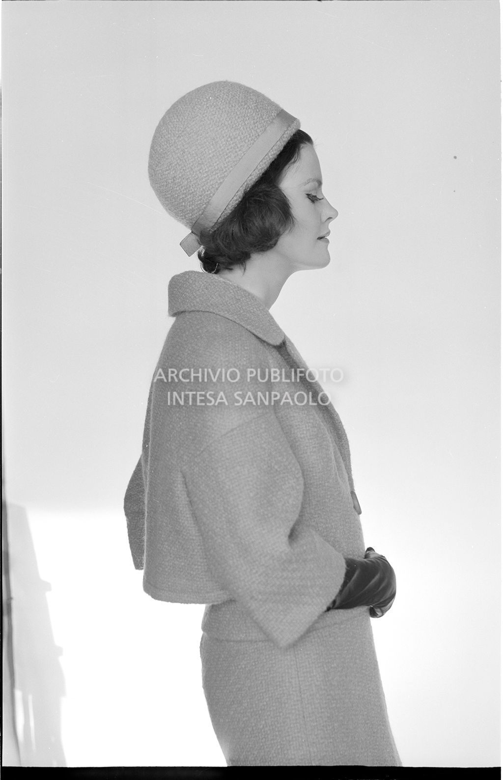 Indossatrice con tailleur e cappello abbinati e guanti<br>10931