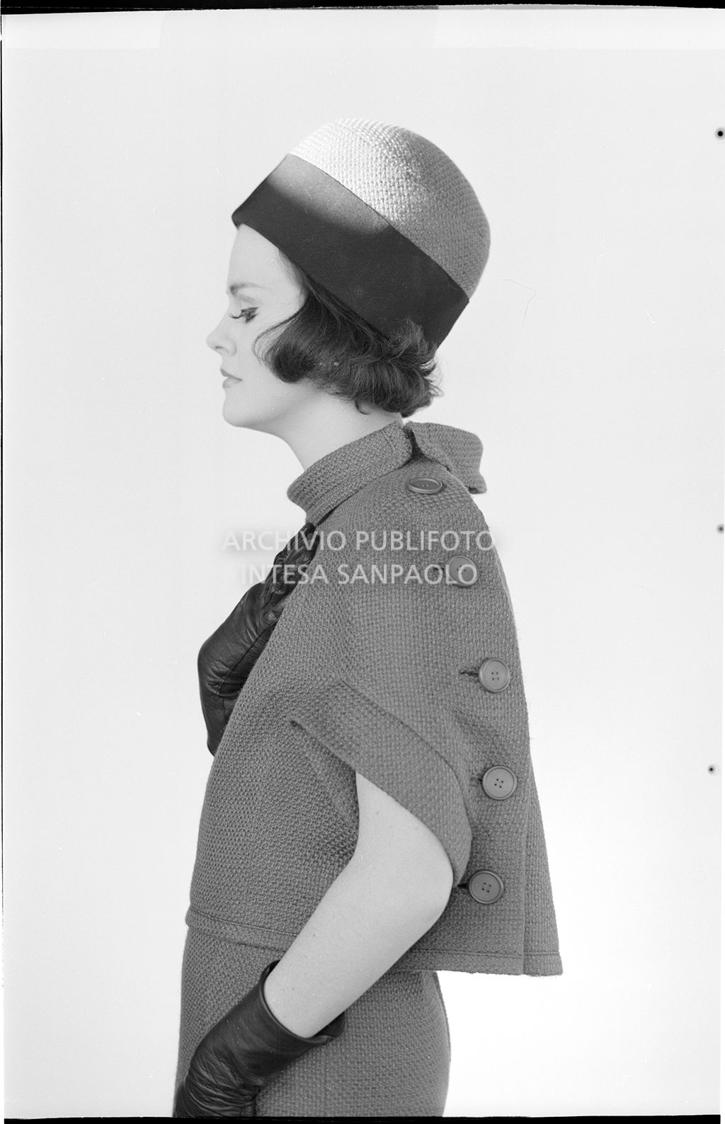 Indossatrice con tailleur e cappello abbinati e guanti<br>10931 bis