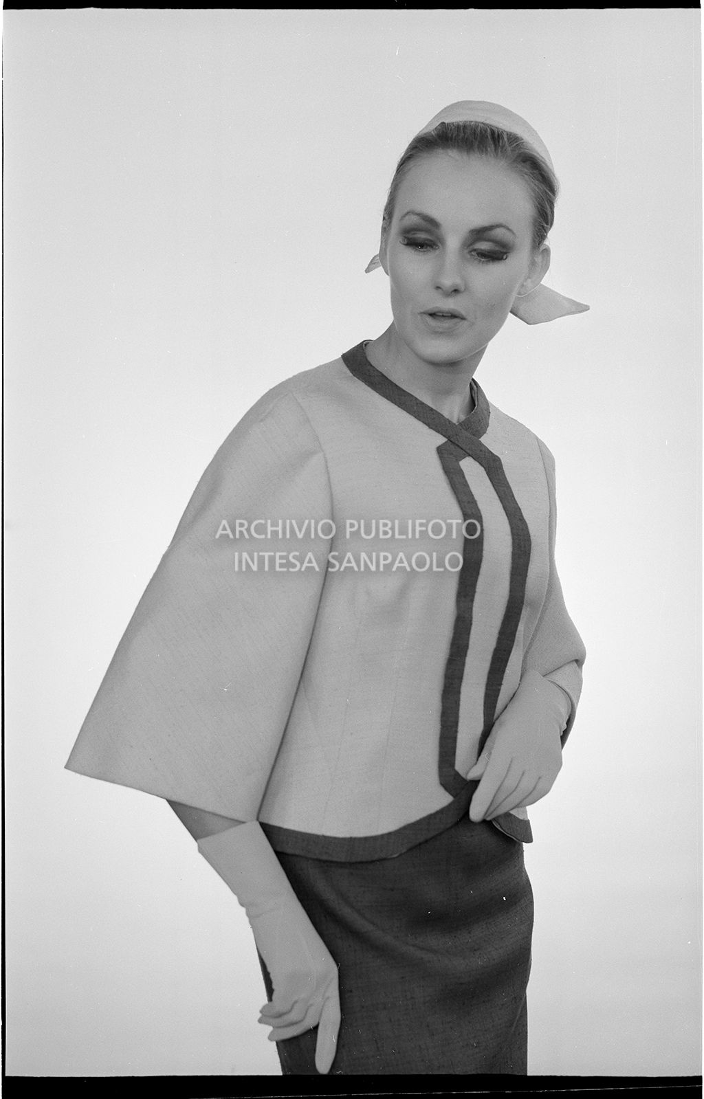 Indossatrice con tailleur, cappello e guanti<br>10932