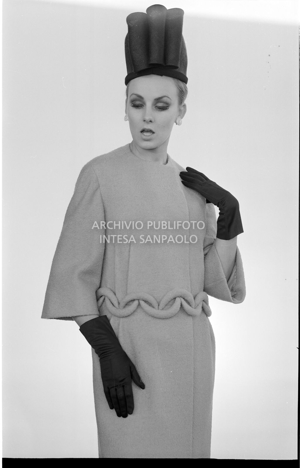 Indossatrice con cappotto, cappello e guanti<br>10933