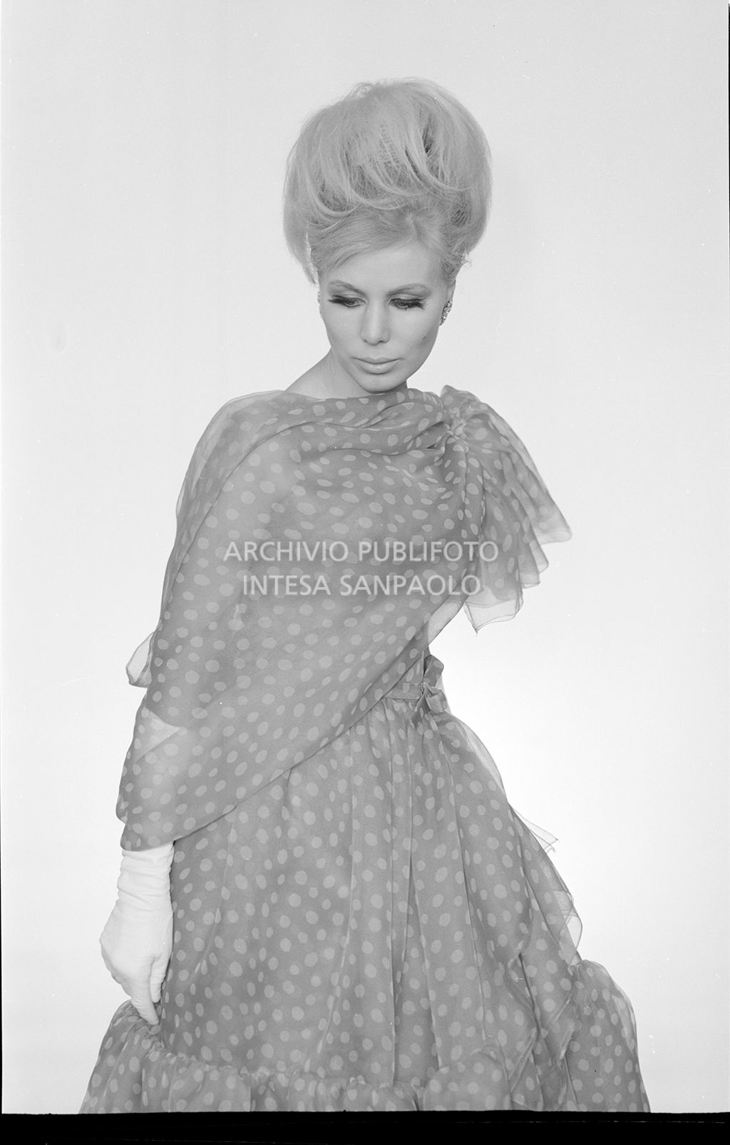 Indossatrice con abito a pois e guanti<br>10935