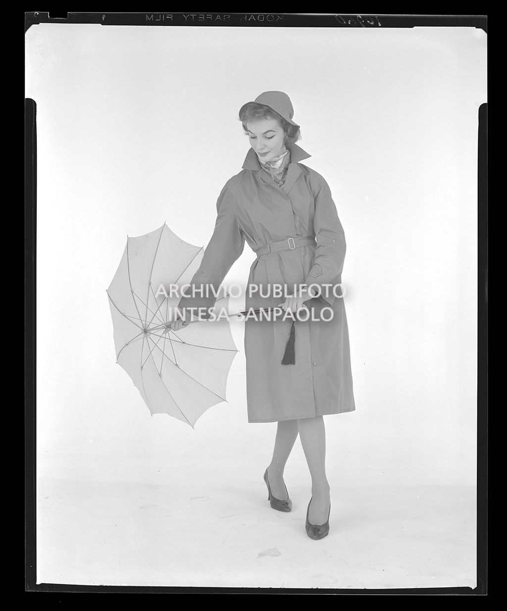 Indossatrice con impermeabile, cappello, foulard e ombrello<br>10960