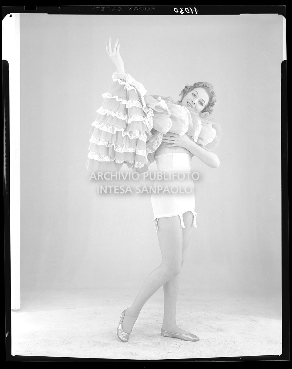 Indossatrice con bustino senza seno e guepiere e sottogonna in mano<br>11030