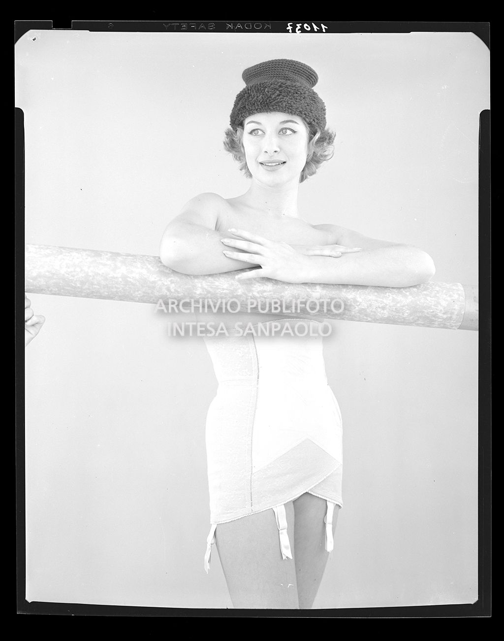 Indossatrice con bustino senza seno e guepiere<br>11037