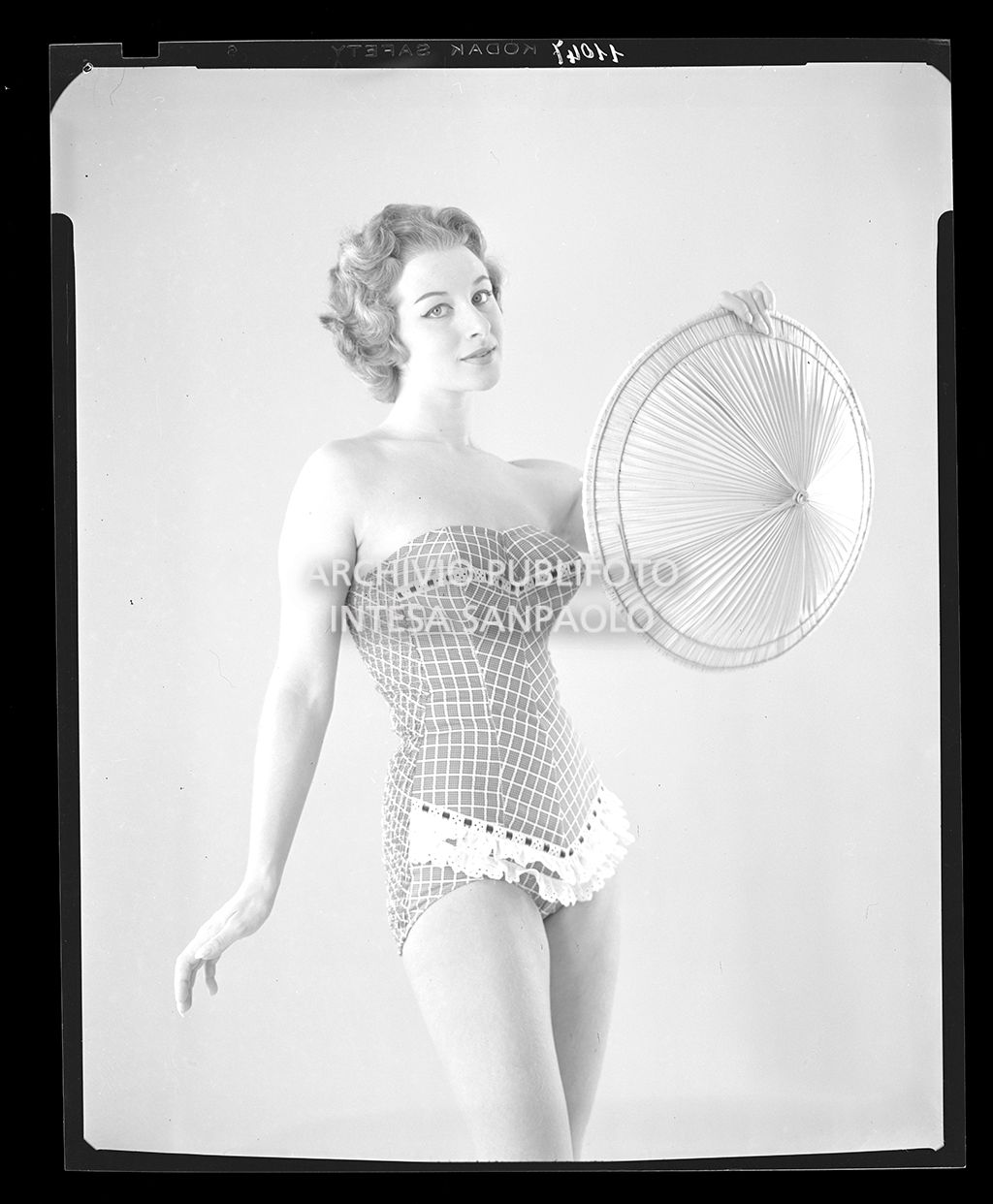 Indossatrice con bustino senza spalline e cappello di paglia in mano<br>11047