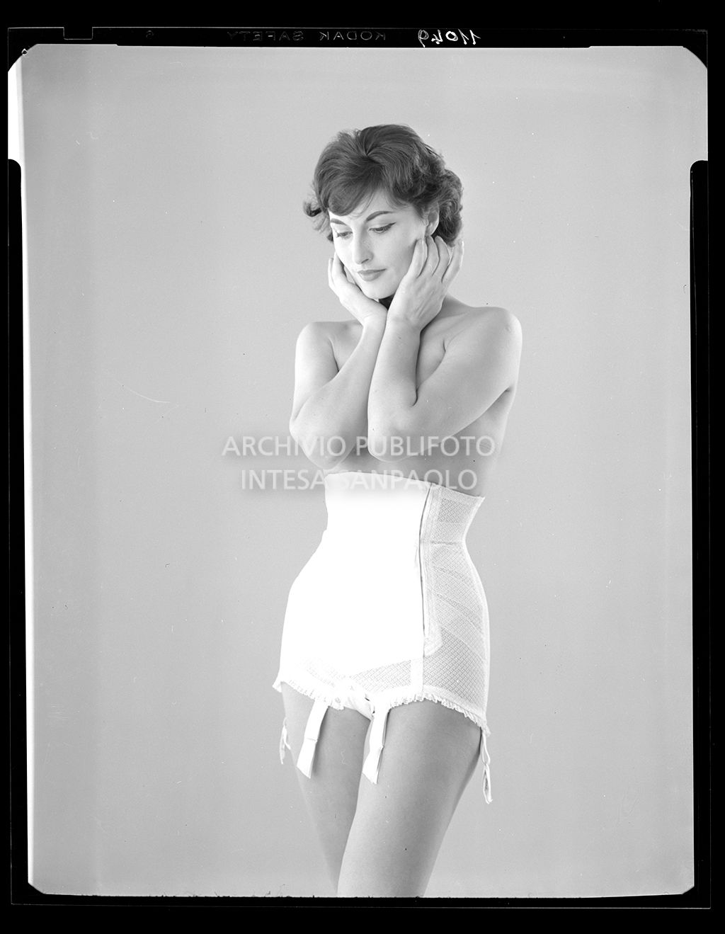 Indossatrice con bustino senza seno e guepiere<br>11049