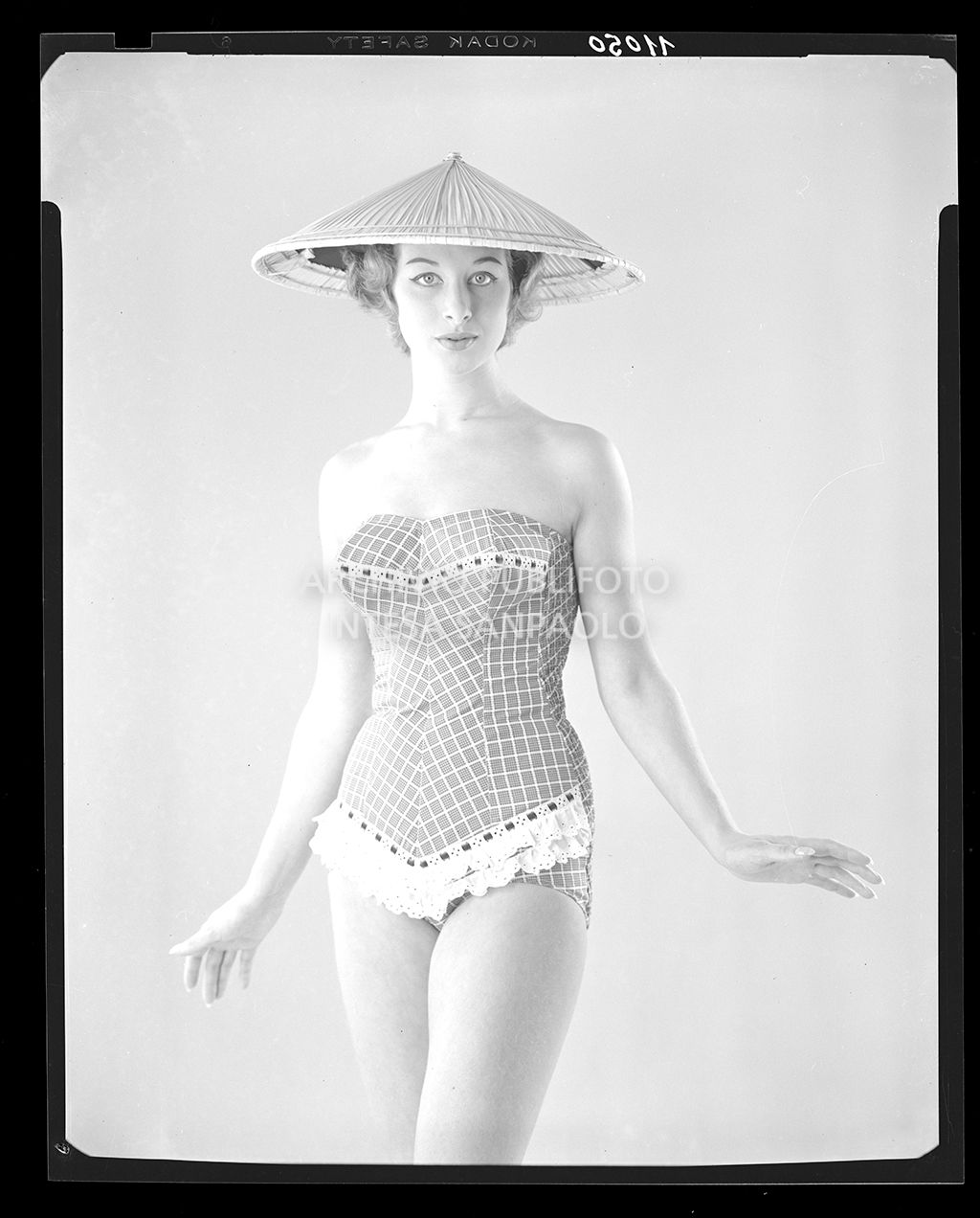 Stessa indossatrice e bustino dello scatto 11047<br>11050