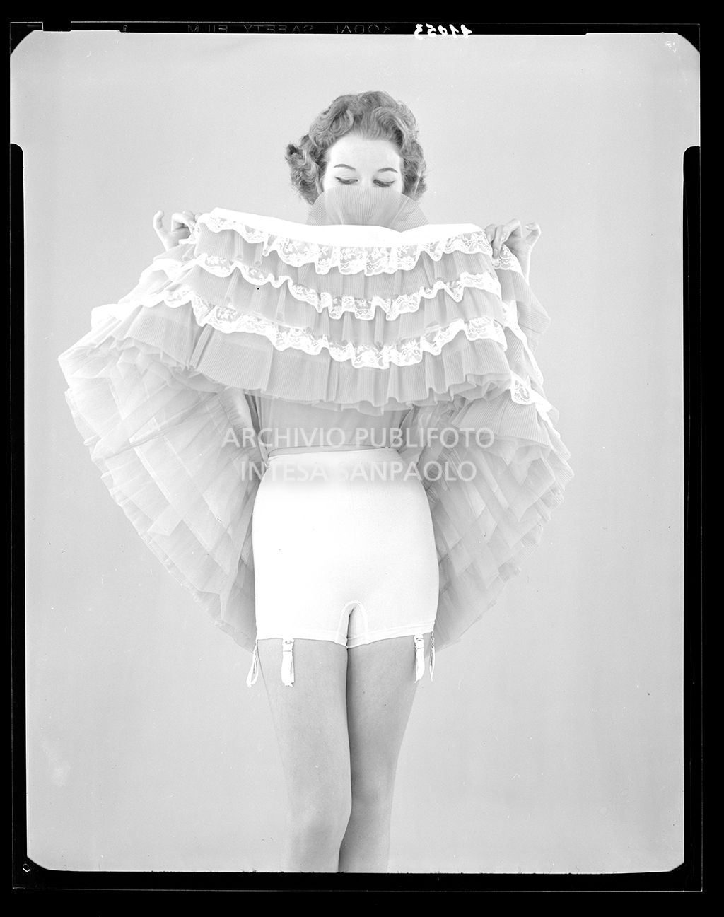 Indossatrice con pantaloncini con guepiere e sottogonna sollevata<br>11053