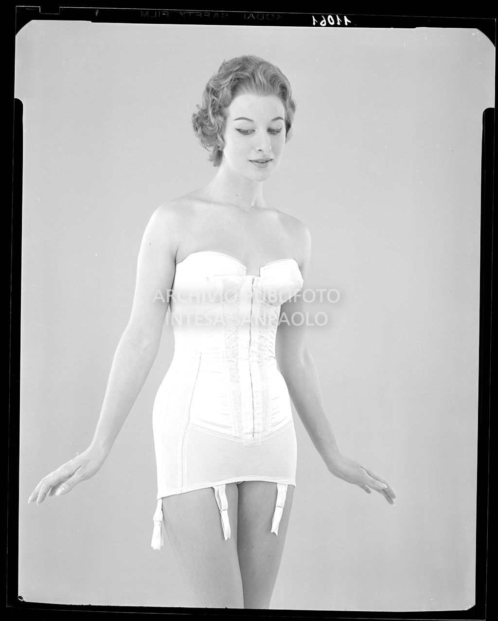 Indossatrice con busto senza spalline con guepiere<br>11054