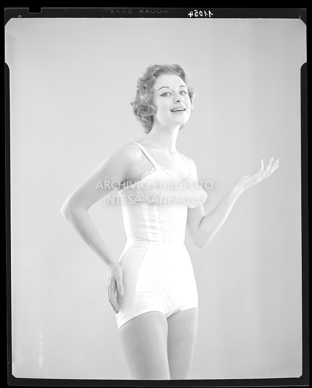 Indossatrice con bustino con spalline<br>11061