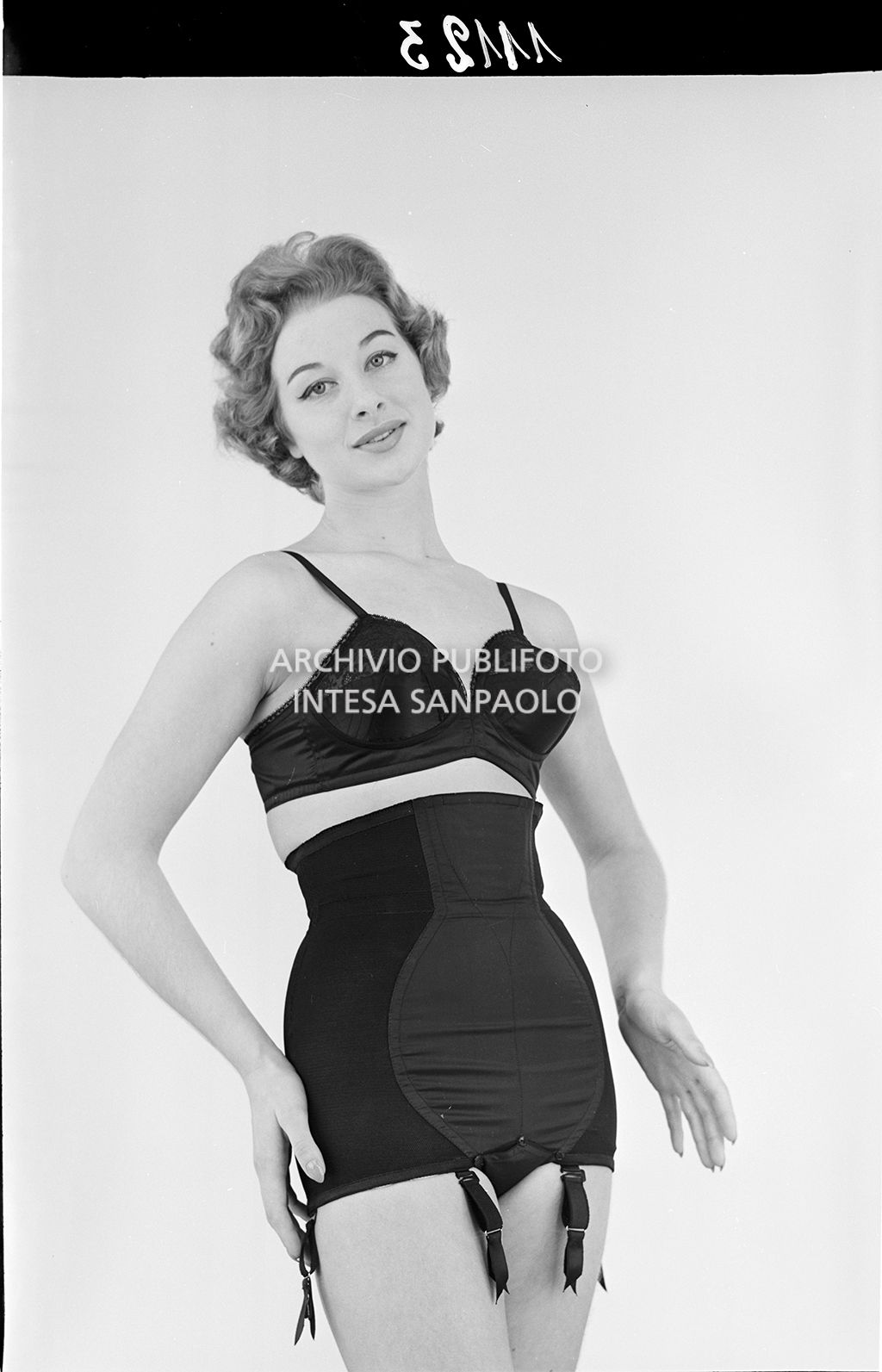 Indossatrice con reggiseno e bustino con guepiere<br>11123