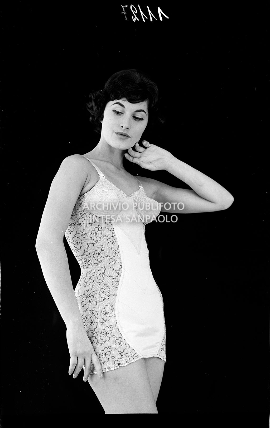 Indossatrice con sottoveste<br>11127