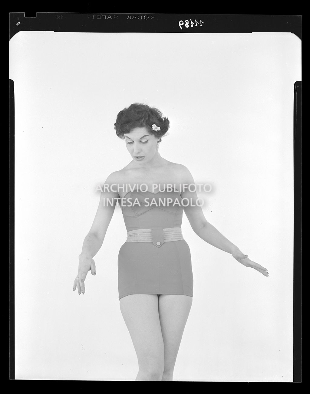 Indossatrice con costume intero senza spalline e con fascia in vita<br>11189