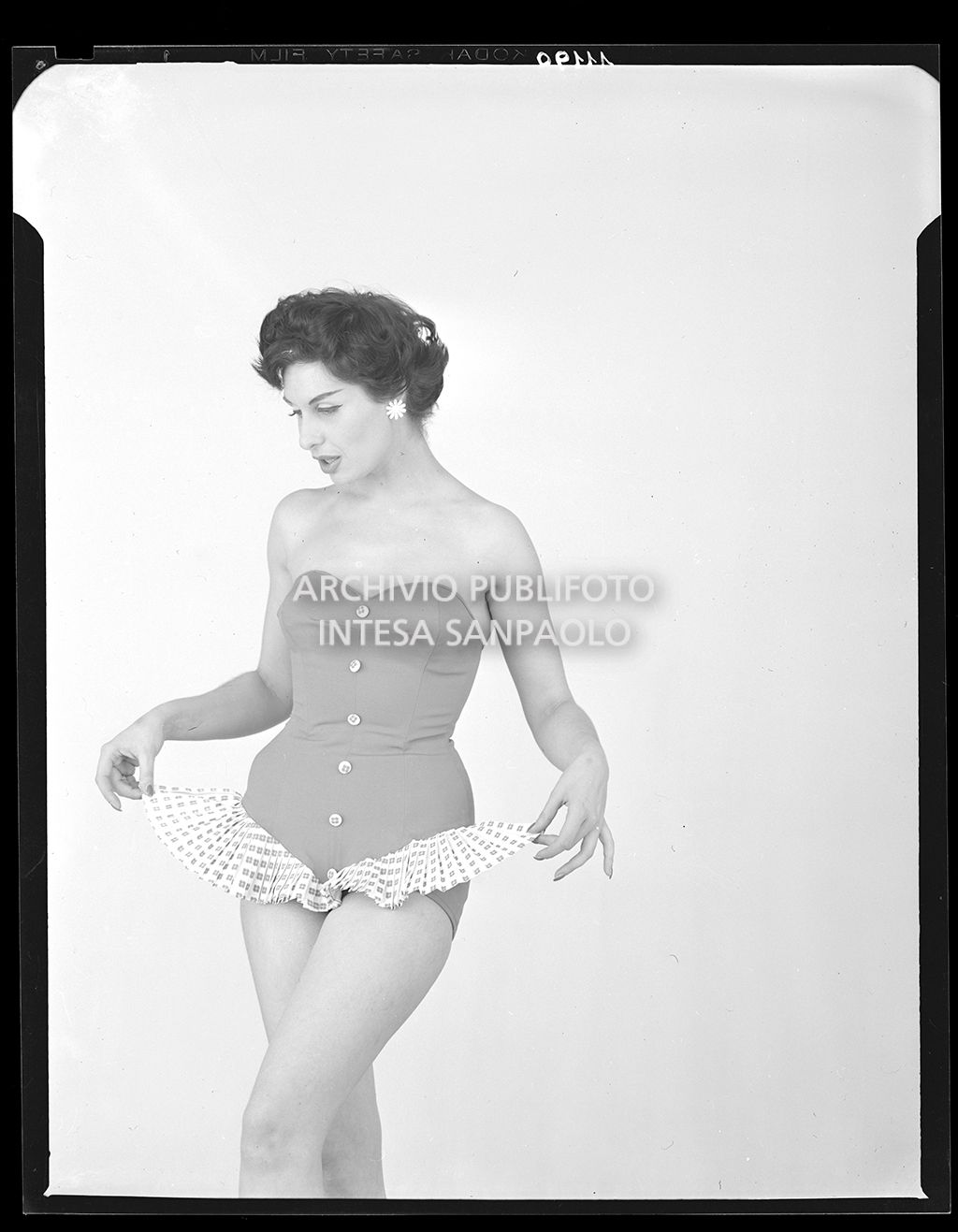 Indossatrice con costume intero senza spalline e rouches sui fianchi<br>11190