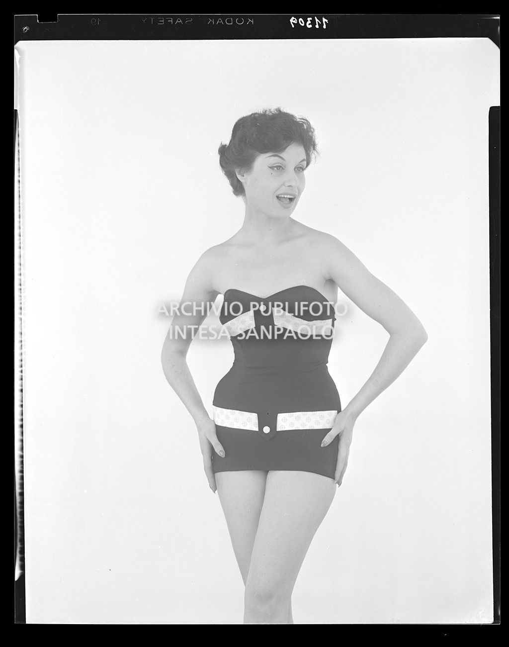 Indossatrice con busto senza spalline<br>11309