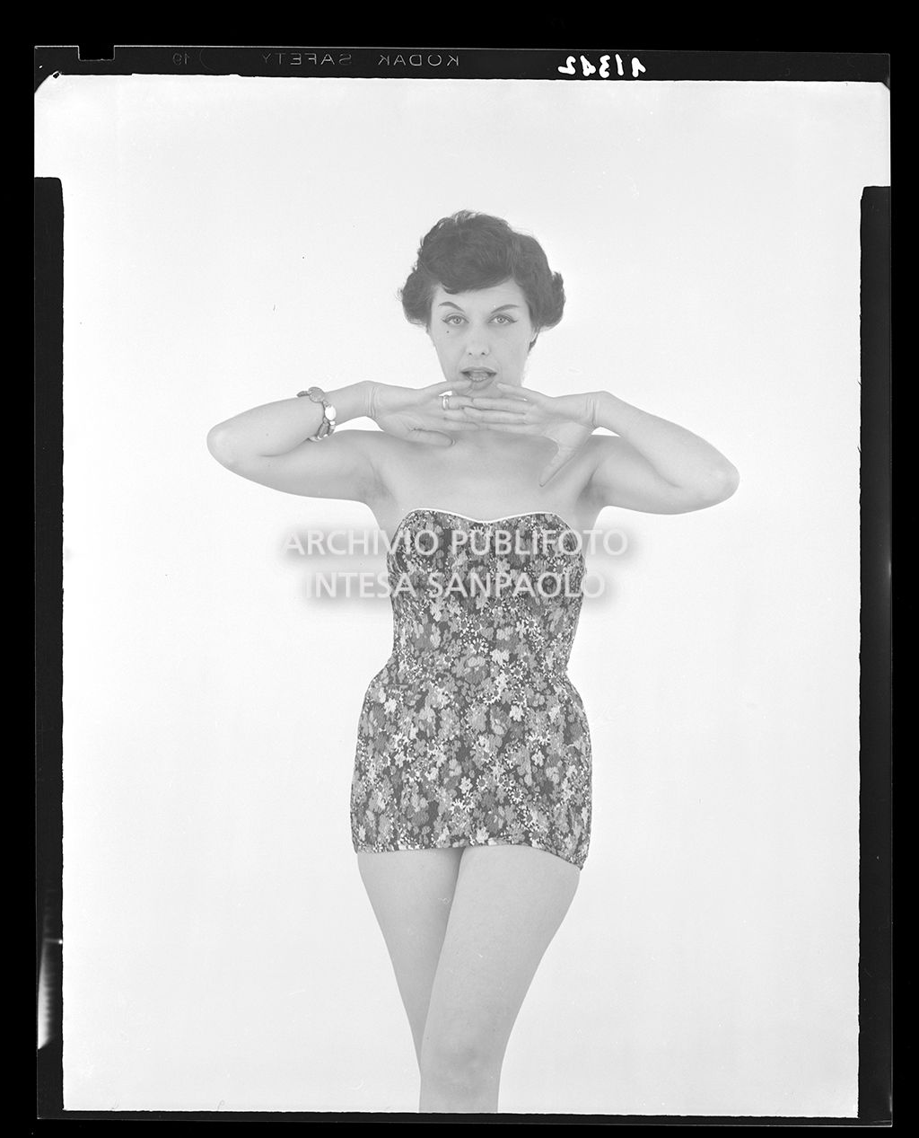 Indossatrice con busto fiorato senza spalline<br>11312