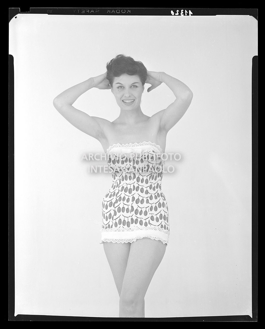 Indossatrice con busto senza spalline decorato con ciliege<br>11320