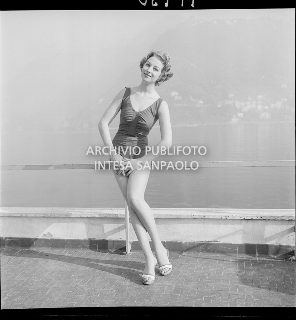 Indossatrice con costume intero<br>11750