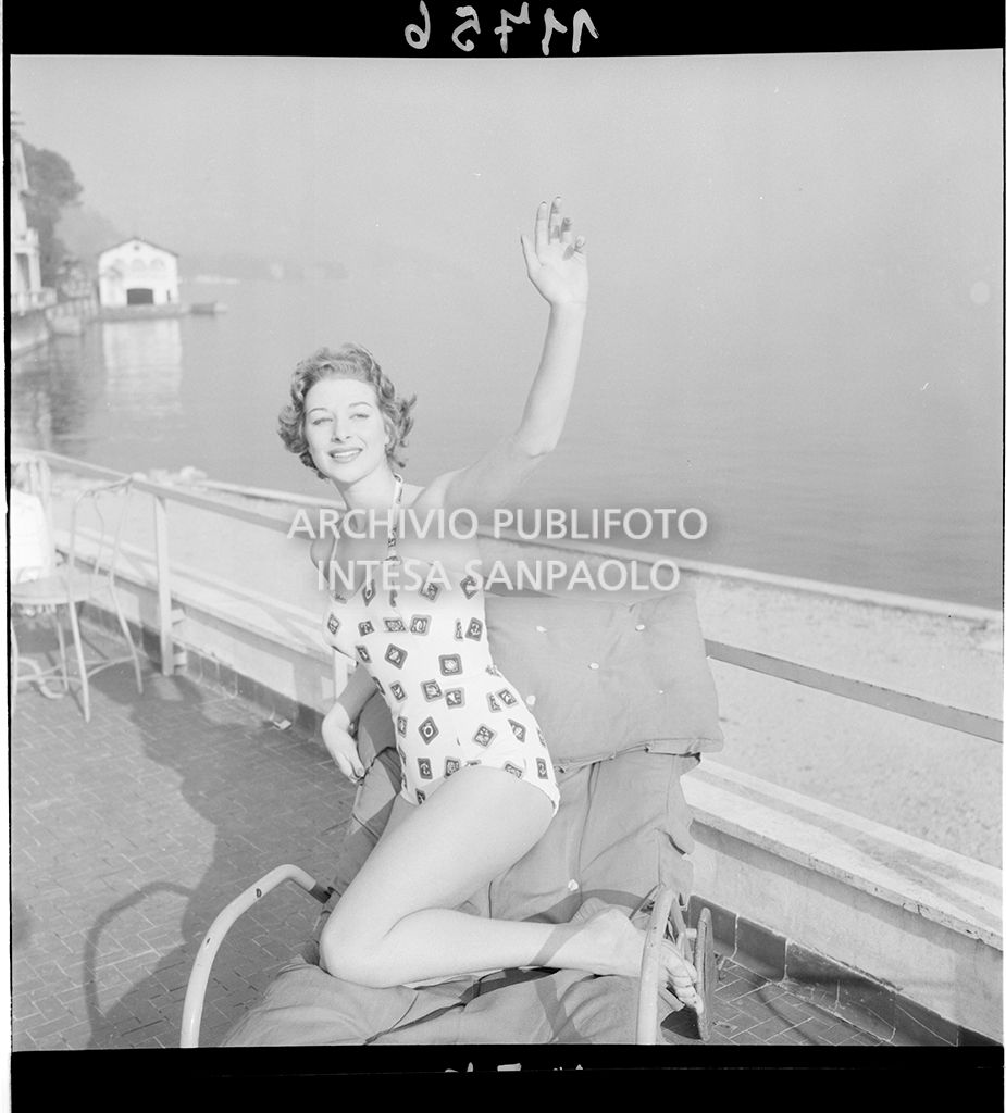 Indossatrice con costume intero<br>11756