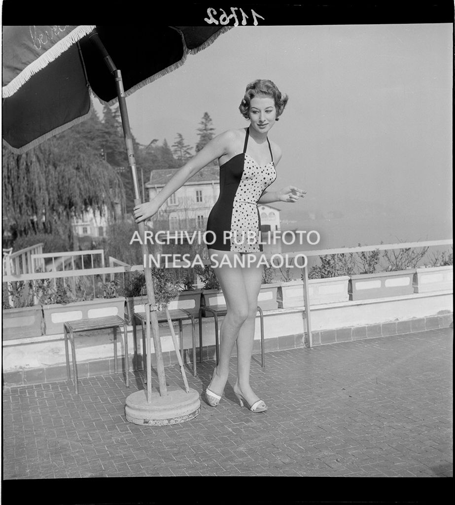 Indossatrice con costume intero<br>11762