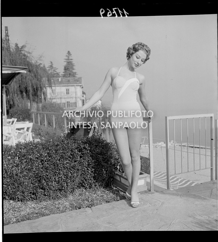 Indossatrice con costume intero<br>11769