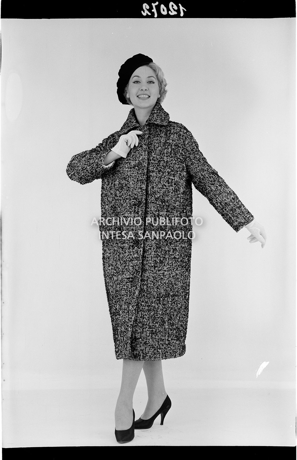 Indossatrice con cappotto, guanti e cappello<br>12072