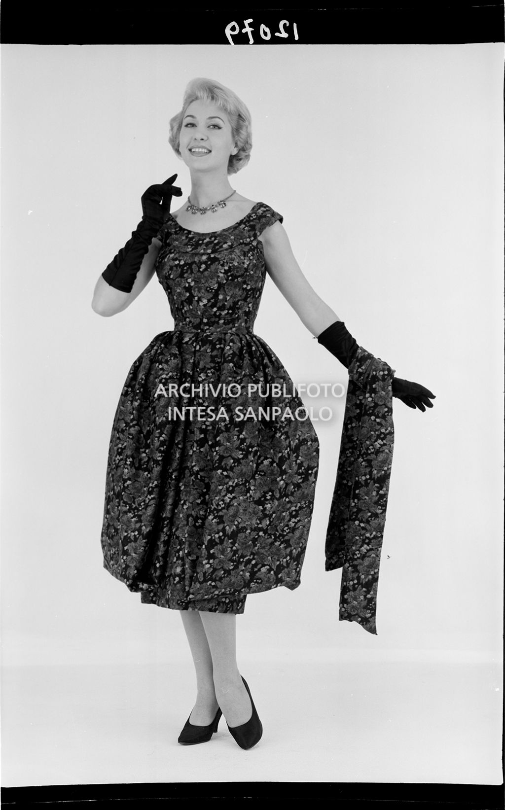 Indossatrice con abito fiorato, scialle abbinato e guanti<br>12079