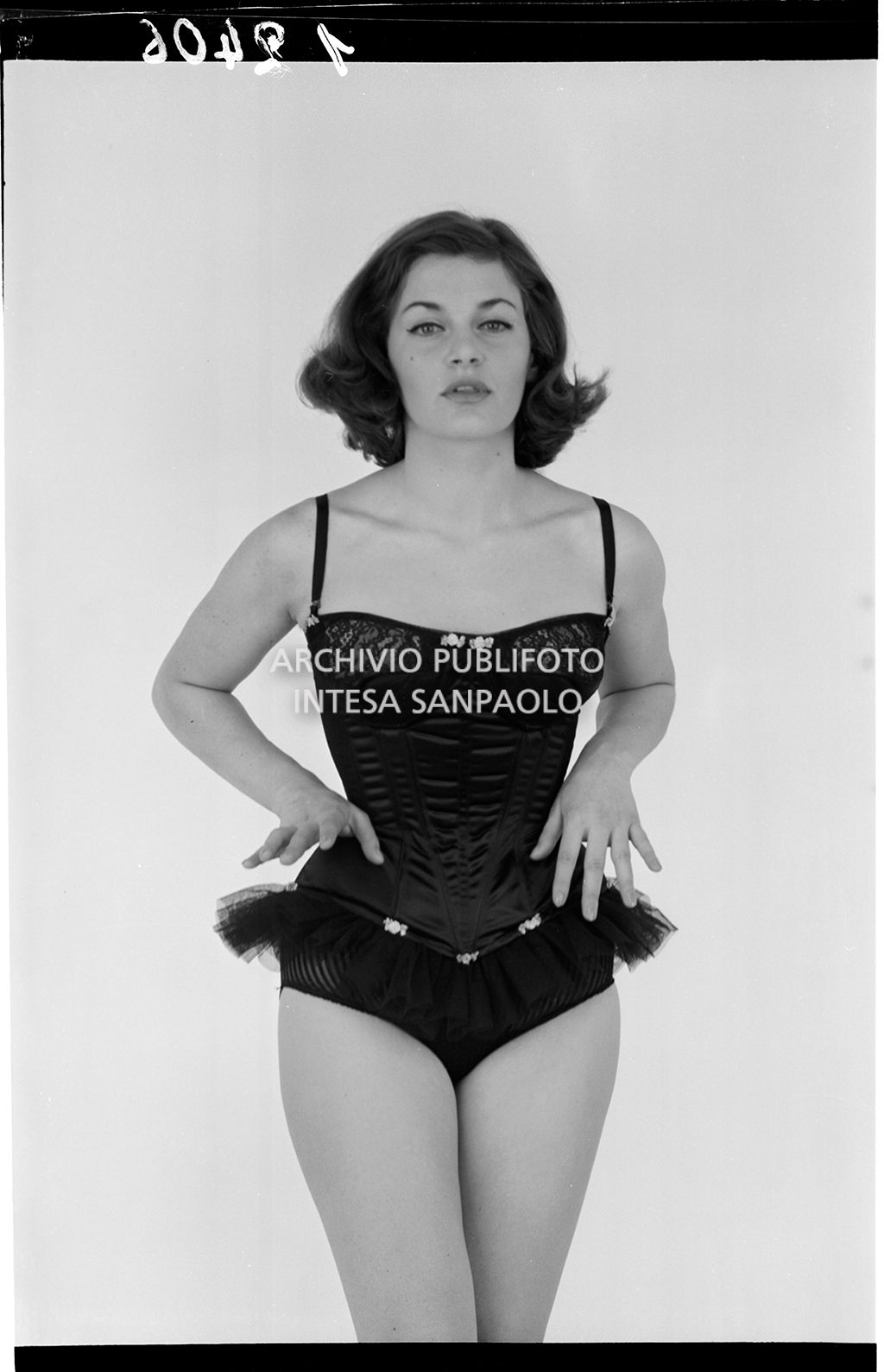 Indossatrice con costume intero con gonna di ruches<br>12406