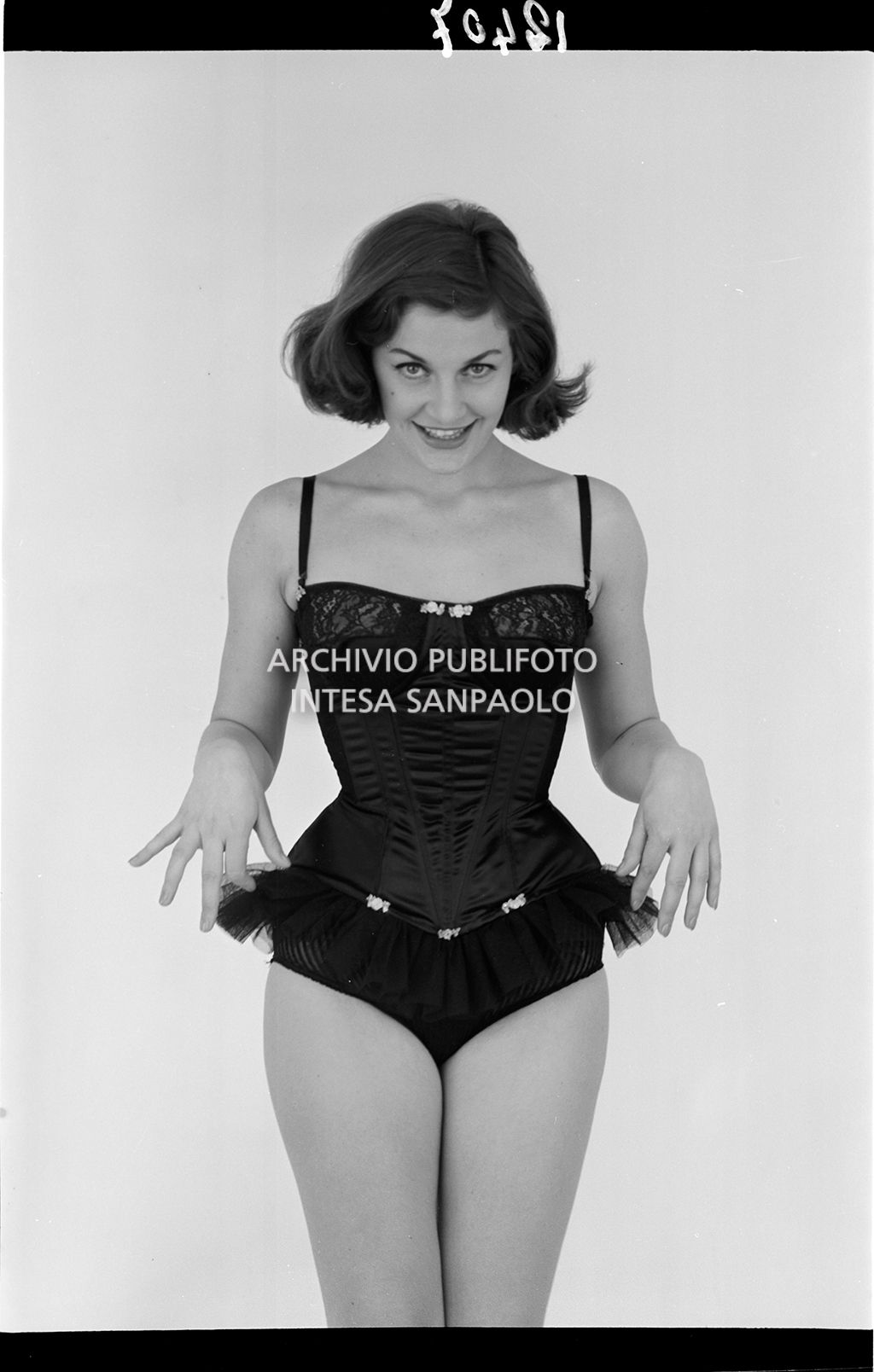 Stessa indossatrice e costume dello scatto 12406<br>12407