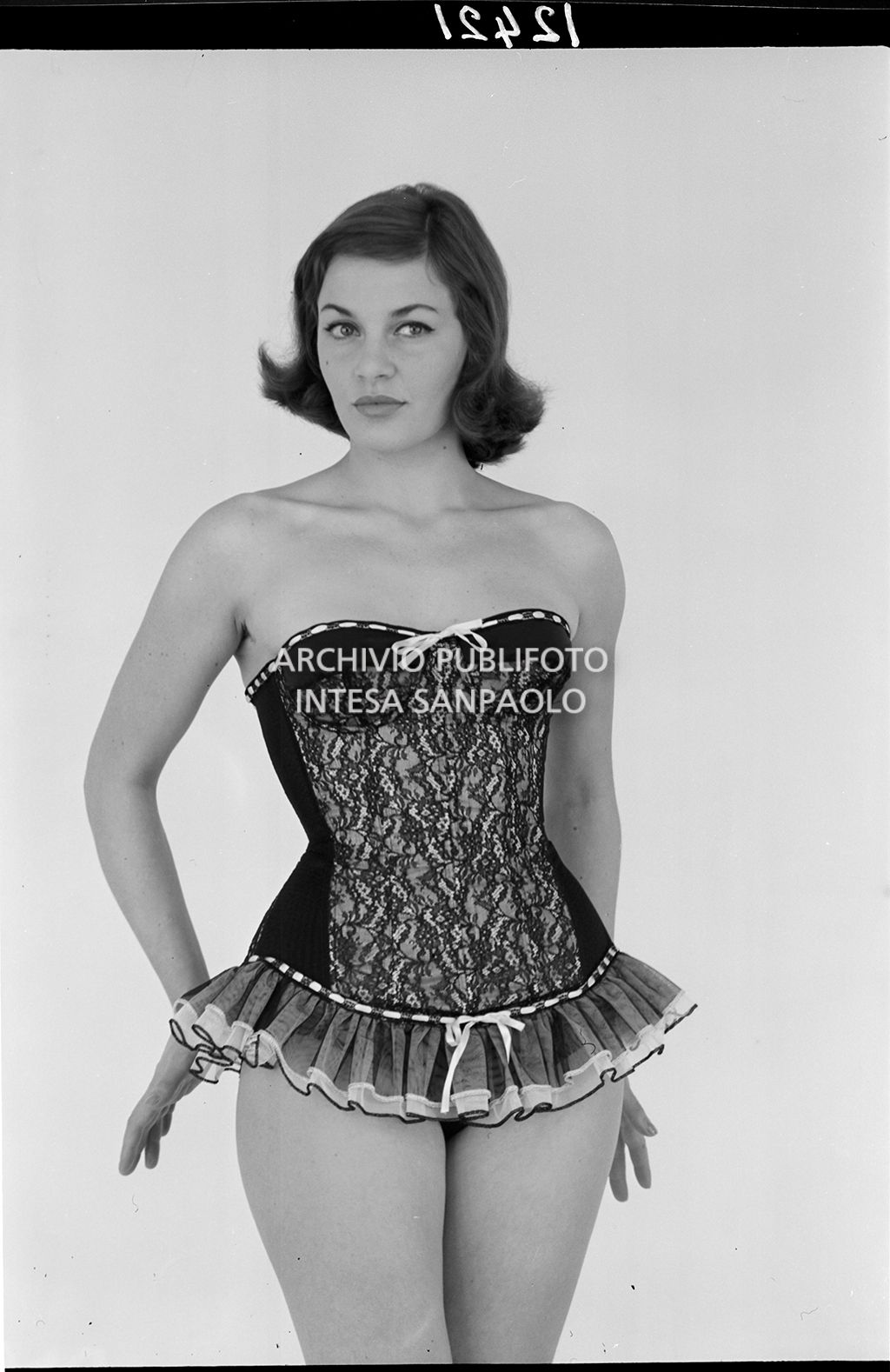 Indossatrice con costume con corpino in pizzo e gonna di ruches<br>12421