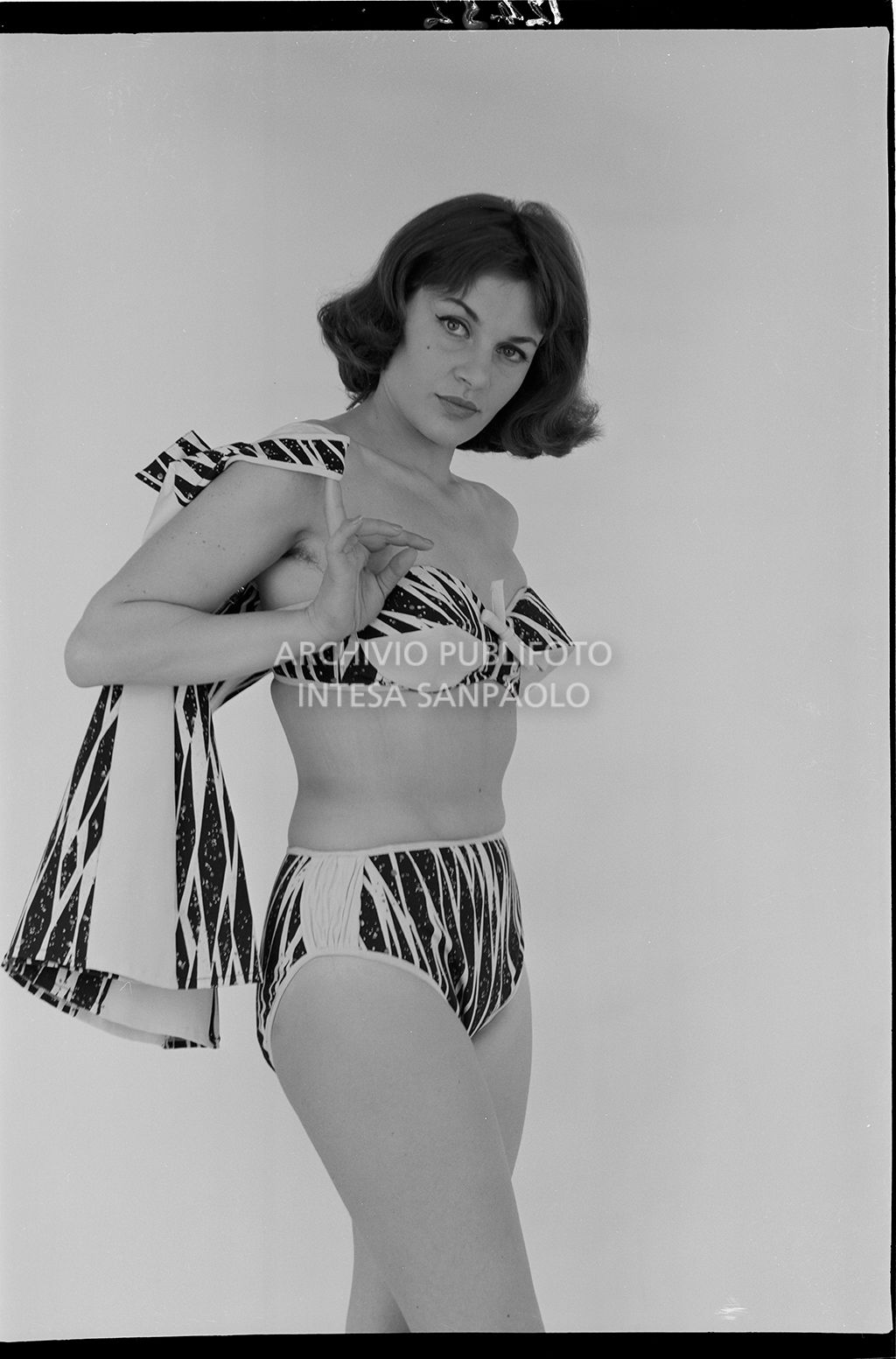 Indossatrice con costume a due pezzi con copricostume abbinato<br>12432