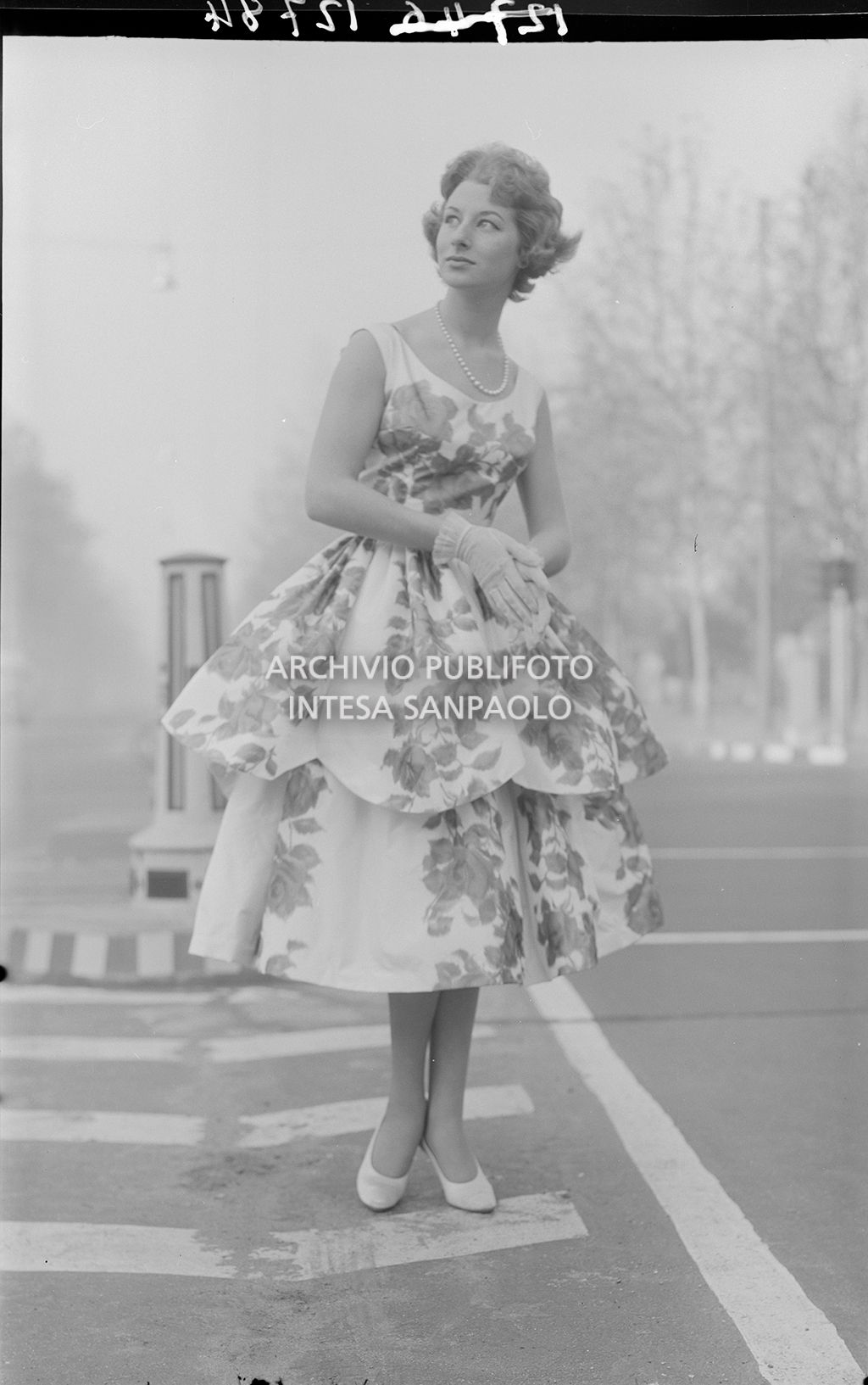 Indossatrice con abito fiorato e guanti<br>12784