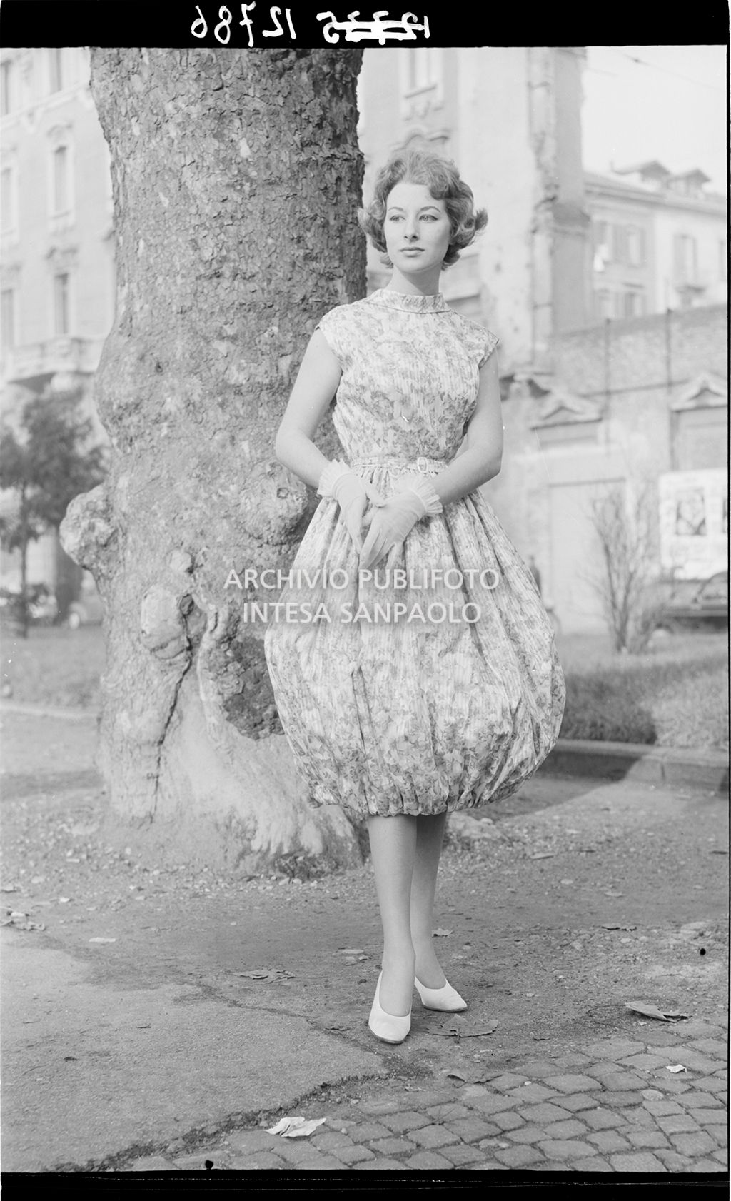 Indossatrice con abito fiorato e guanti<br>12786