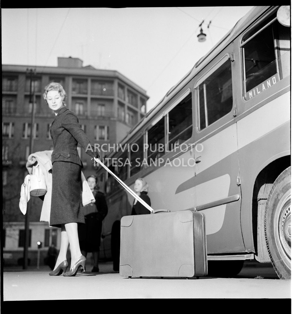 Presente un autobus con l'indicazione della destinazione "Milano"<br>13363