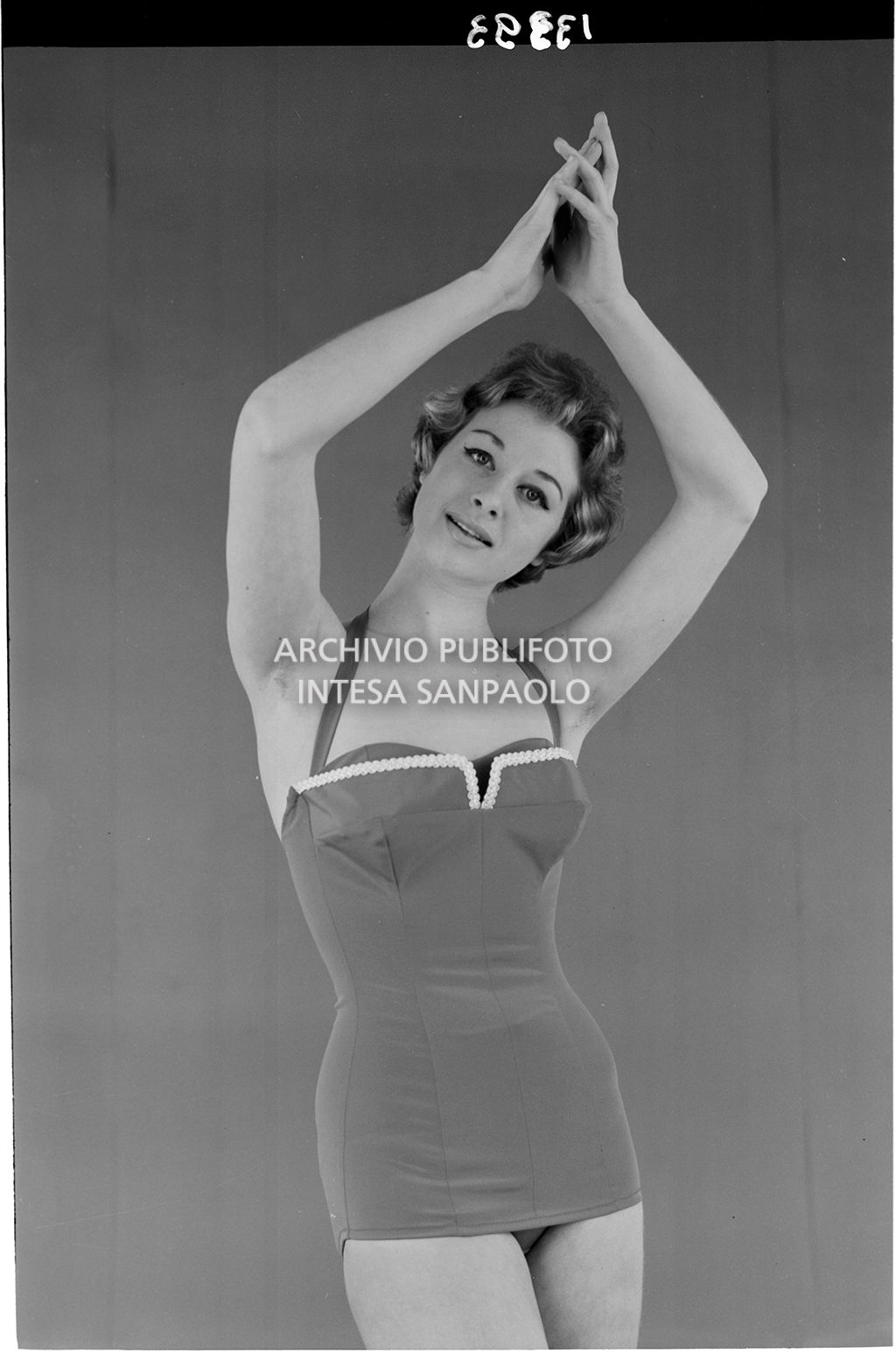 Indossatrice con costume intero<br>13393