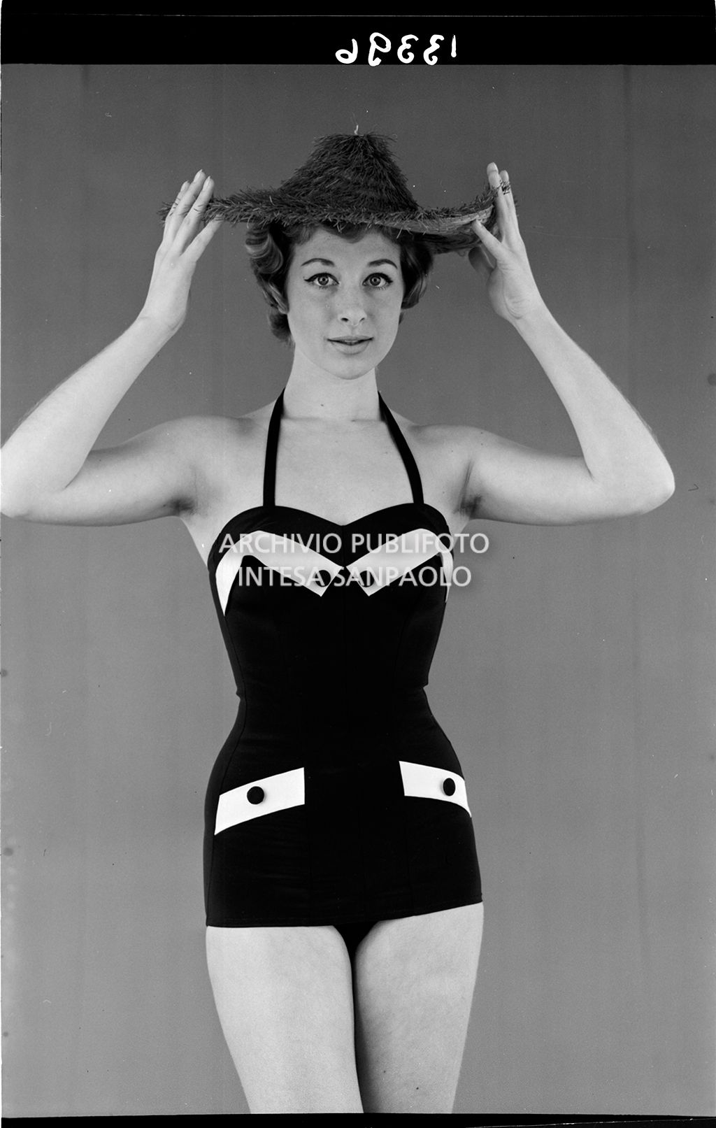 Indossatrice con costume intero e cappello di paglia<br>13396