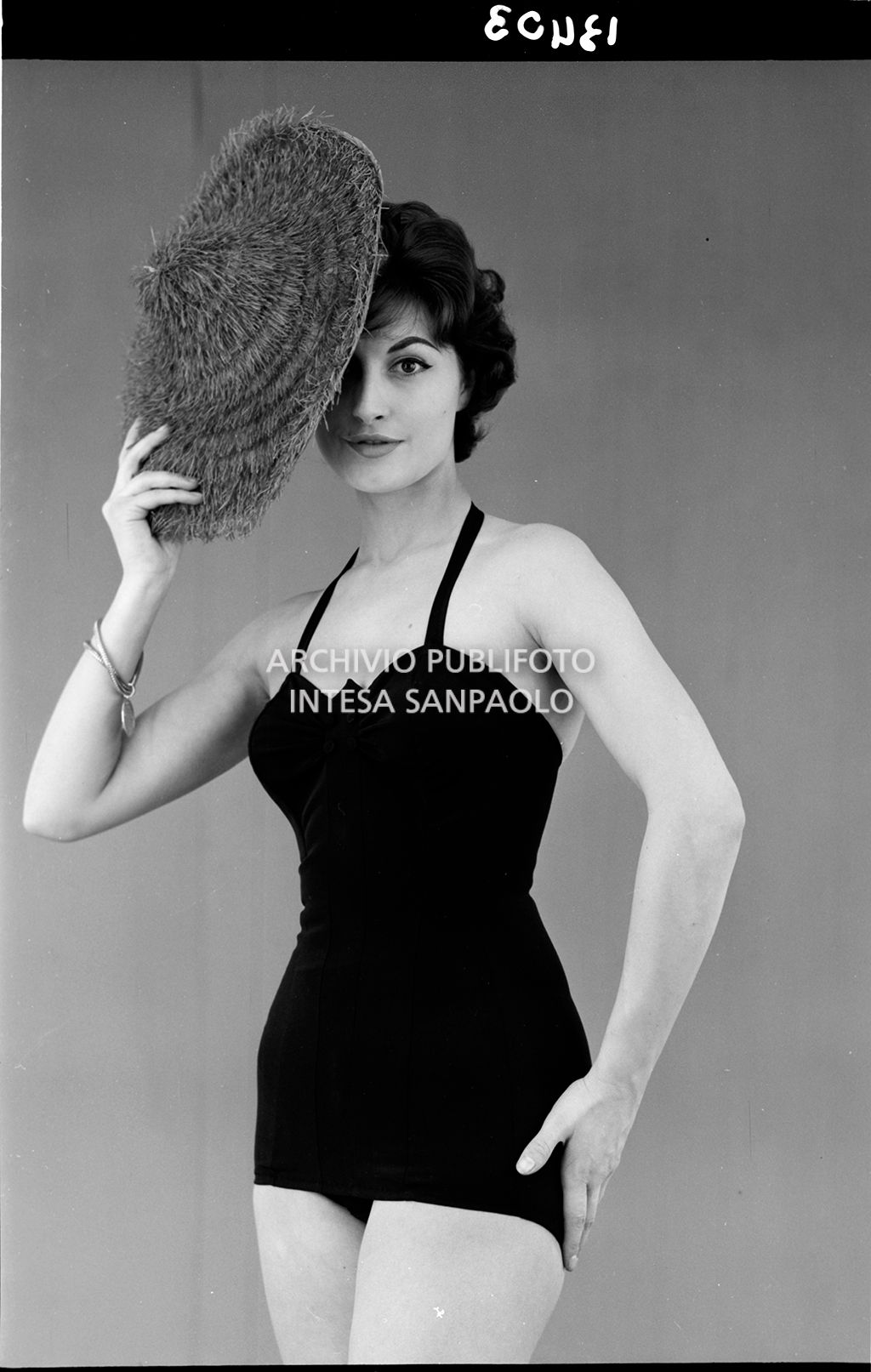 Indossatrice con costume intero e cappello di paglia<br>13403