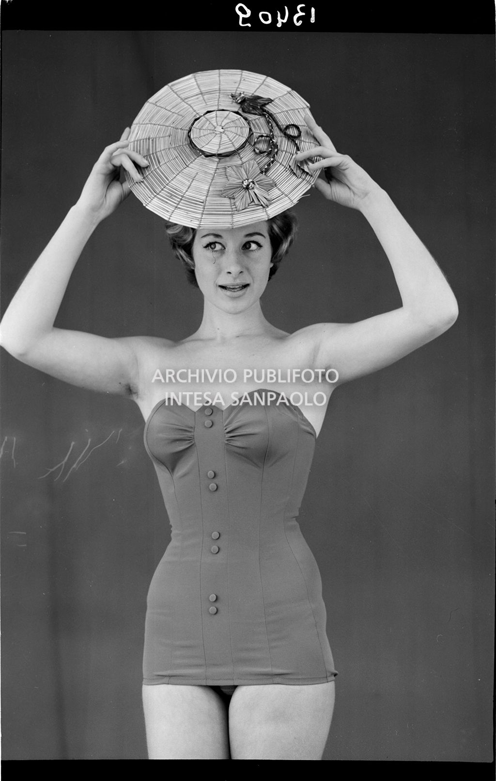 Indossatrice con costume intero e cappello di paglia<br>13409