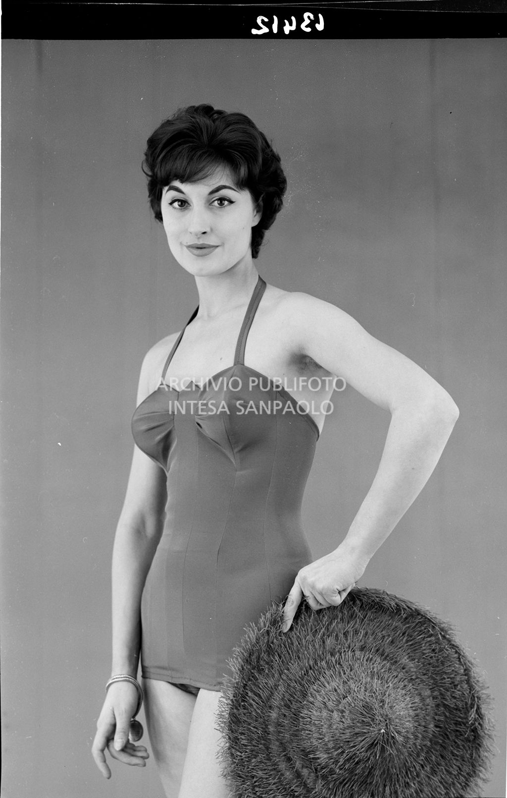 Indossatrice con costume intero e cappello di paglia<br>13412