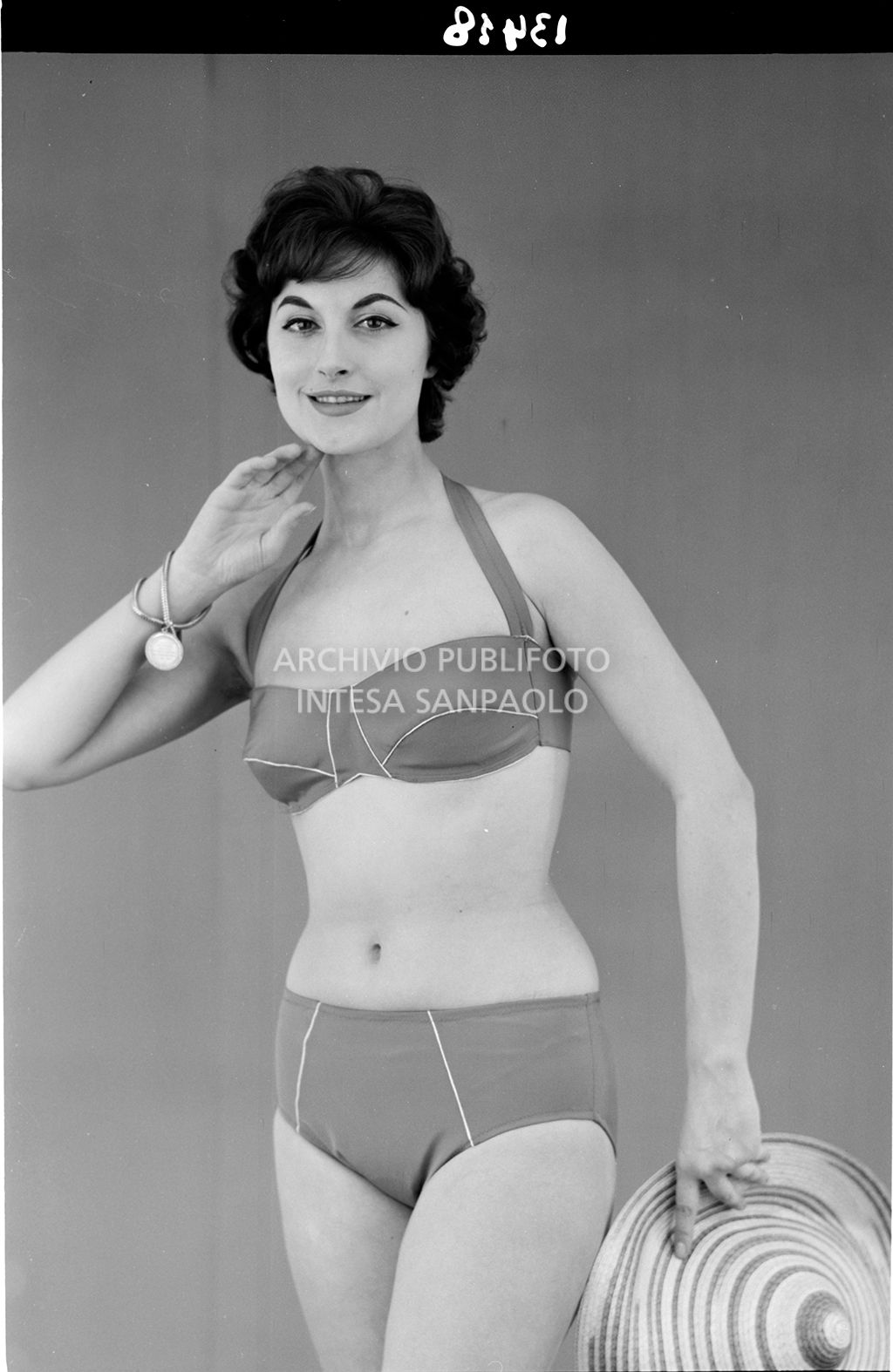 Indossatrice con costume a due pezzi e cappello di paglia<br>13418